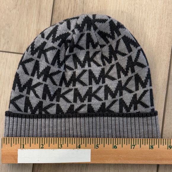 MICHAEL Michael Kors Gray Logo Winter Beanie Hat - Picture 5 of 9